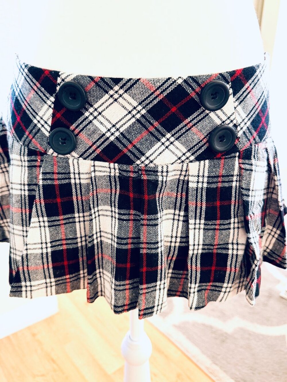 Bold black, white, and red plaid patterned Forever 21 low-rise mini skirt- Kawai